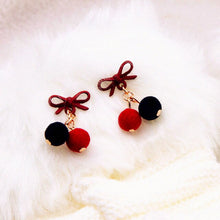 Load image into Gallery viewer, Chained And Feathered Earrings